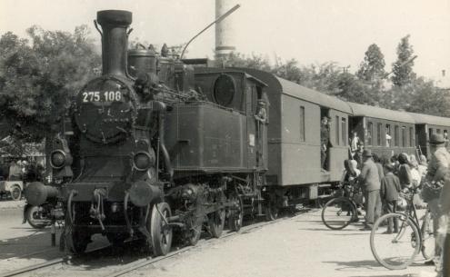 forrás: https://upload.wikimedia.org/wikipedia/commons/9/9d/Cegl%C3%A9d_Kossuth_t%C3%A9r_meg%C3%A1ll%C3%B3_2.jpg